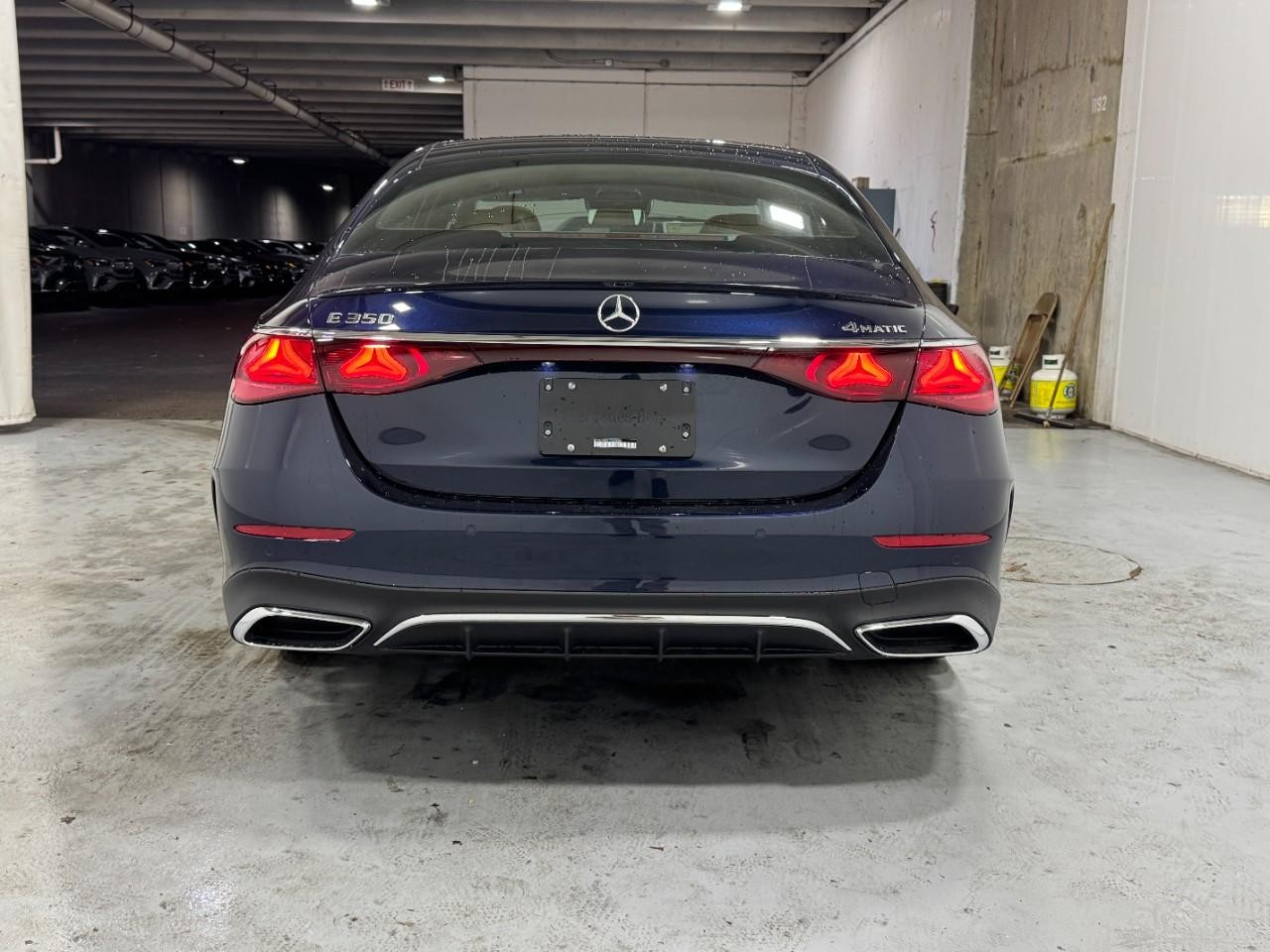 Mercedes-Benz E-Class Vehicle Full-screen Gallery Image 9