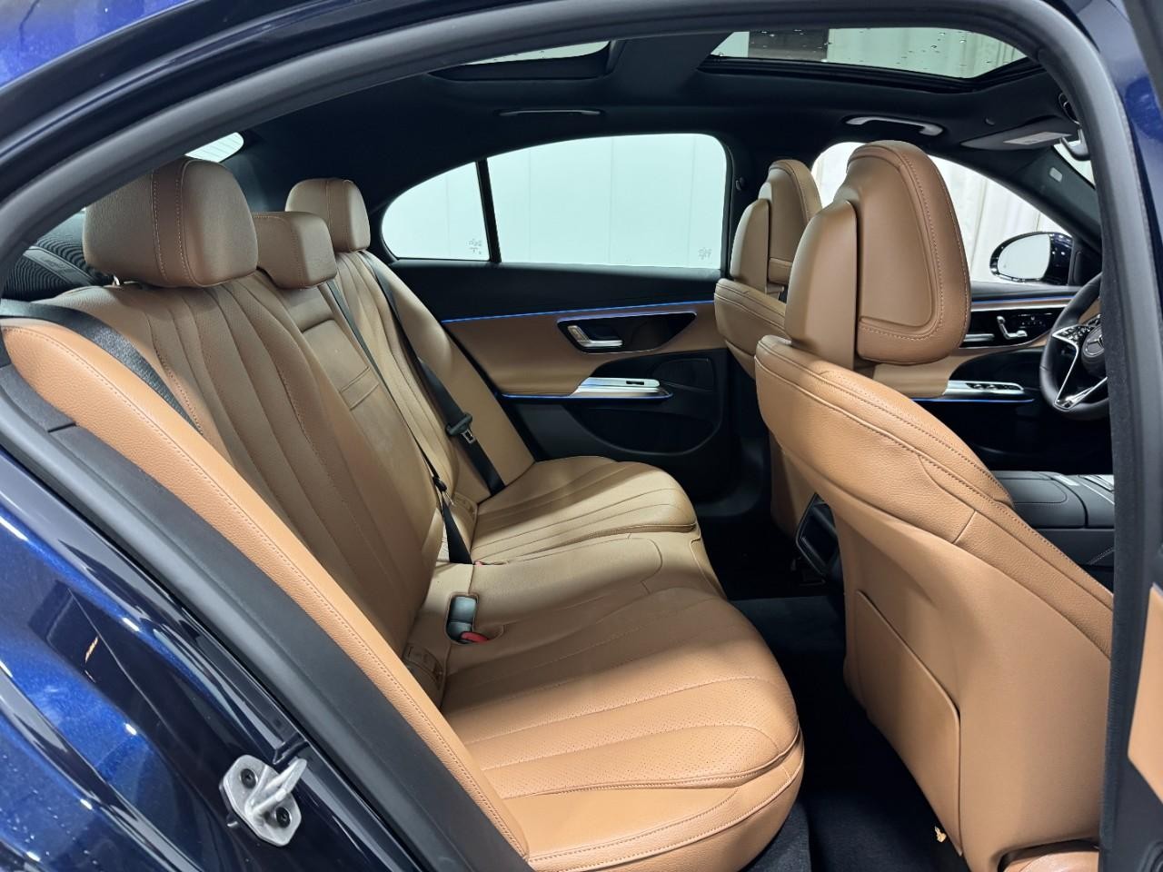 Mercedes-Benz E-Class Vehicle Full-screen Gallery Image 10