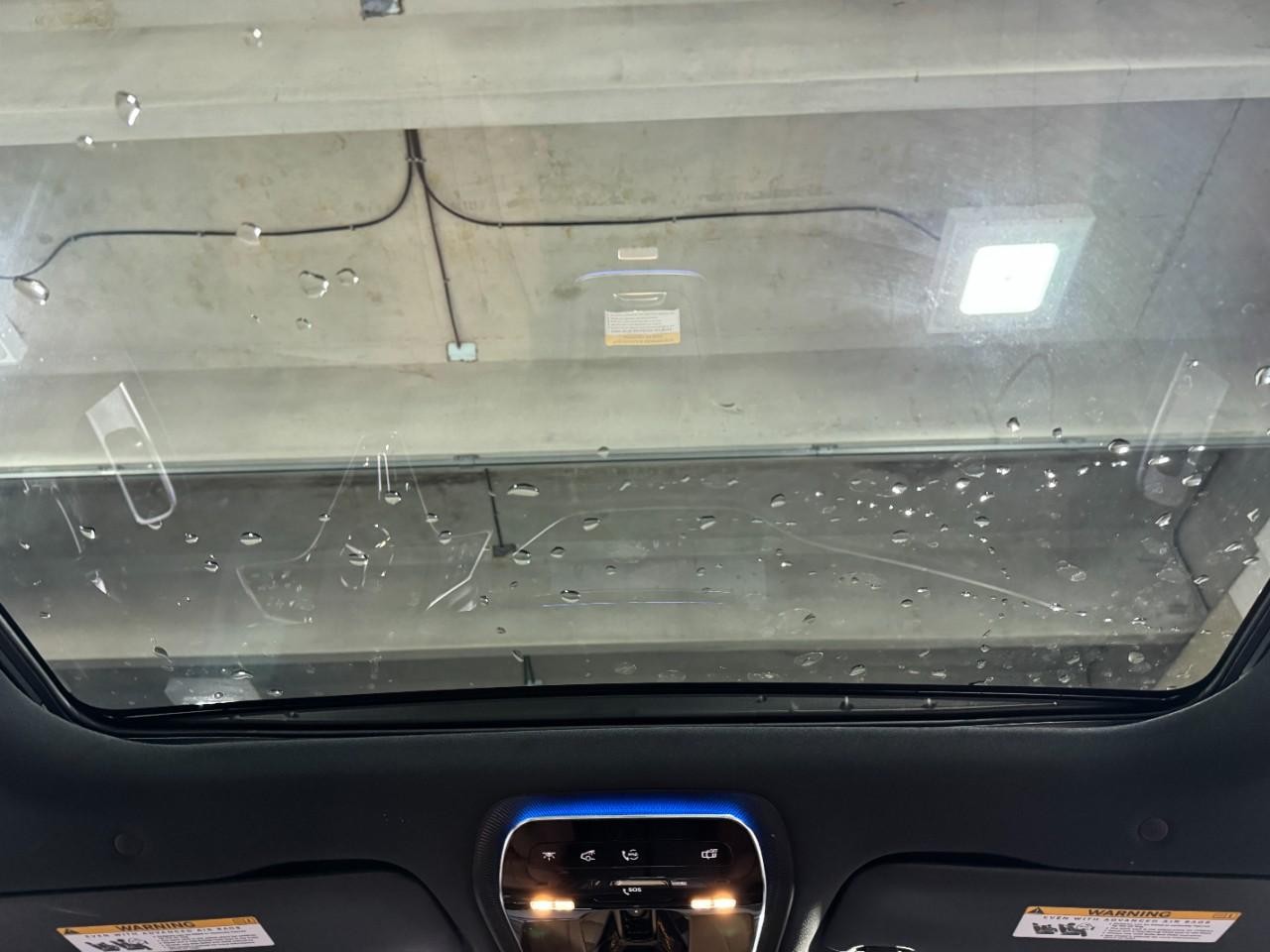 Mercedes-Benz E-Class Vehicle Full-screen Gallery Image 11