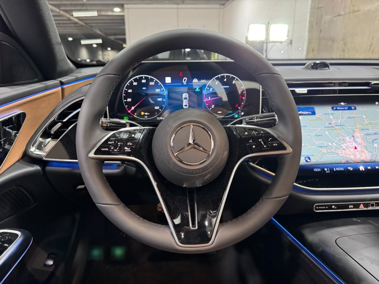 Mercedes-Benz E-Class Vehicle Full-screen Gallery Image 13