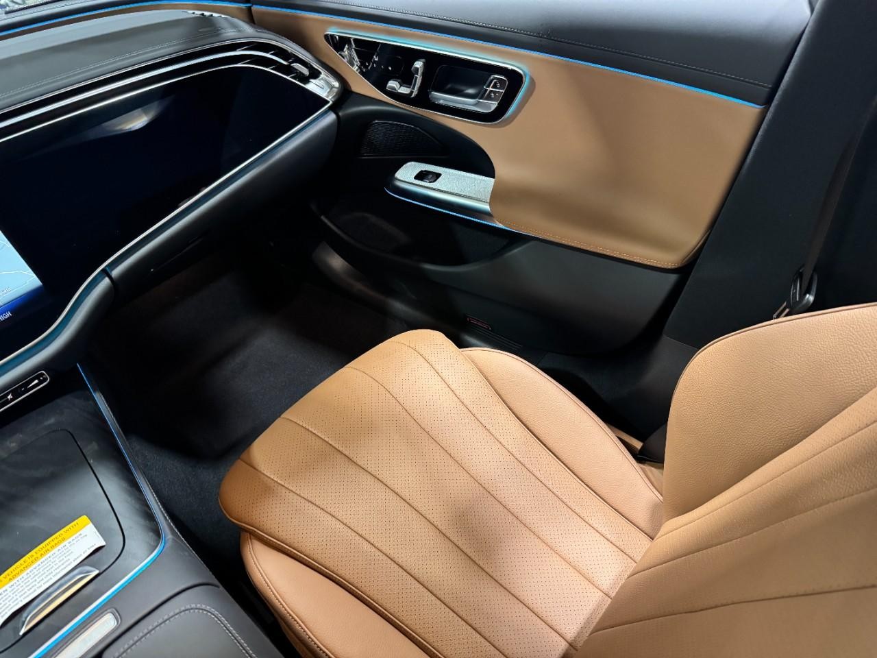 Mercedes-Benz E-Class Vehicle Full-screen Gallery Image 15