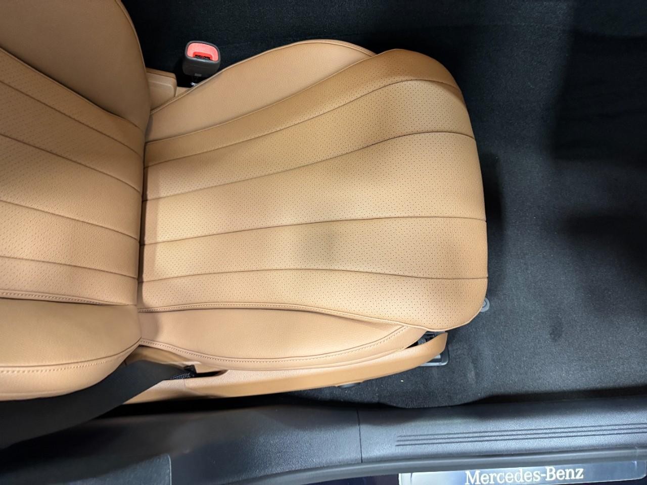 Mercedes-Benz E-Class Vehicle Full-screen Gallery Image 17