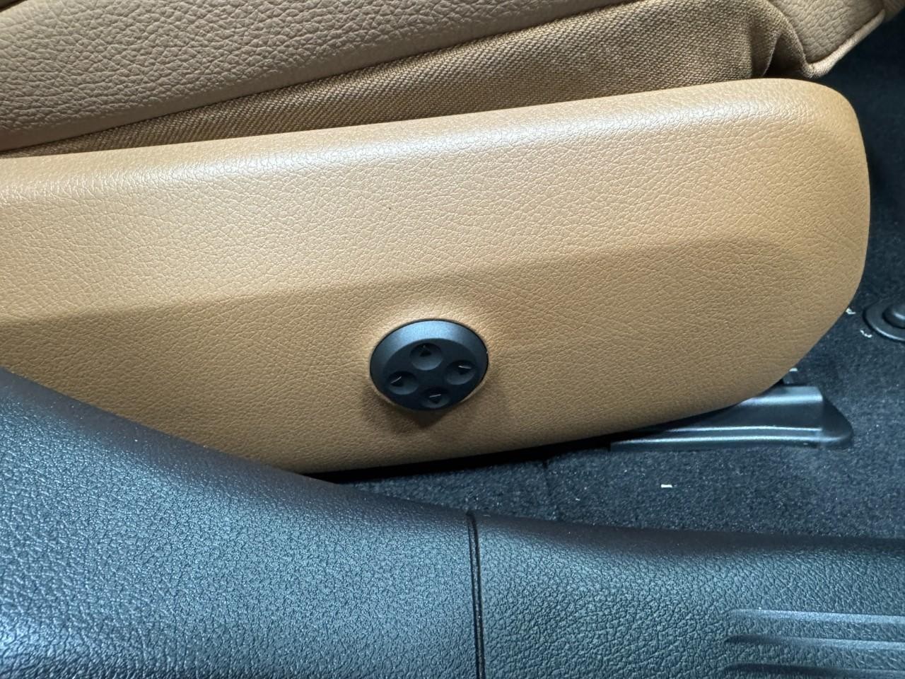 Mercedes-Benz E-Class Vehicle Full-screen Gallery Image 18