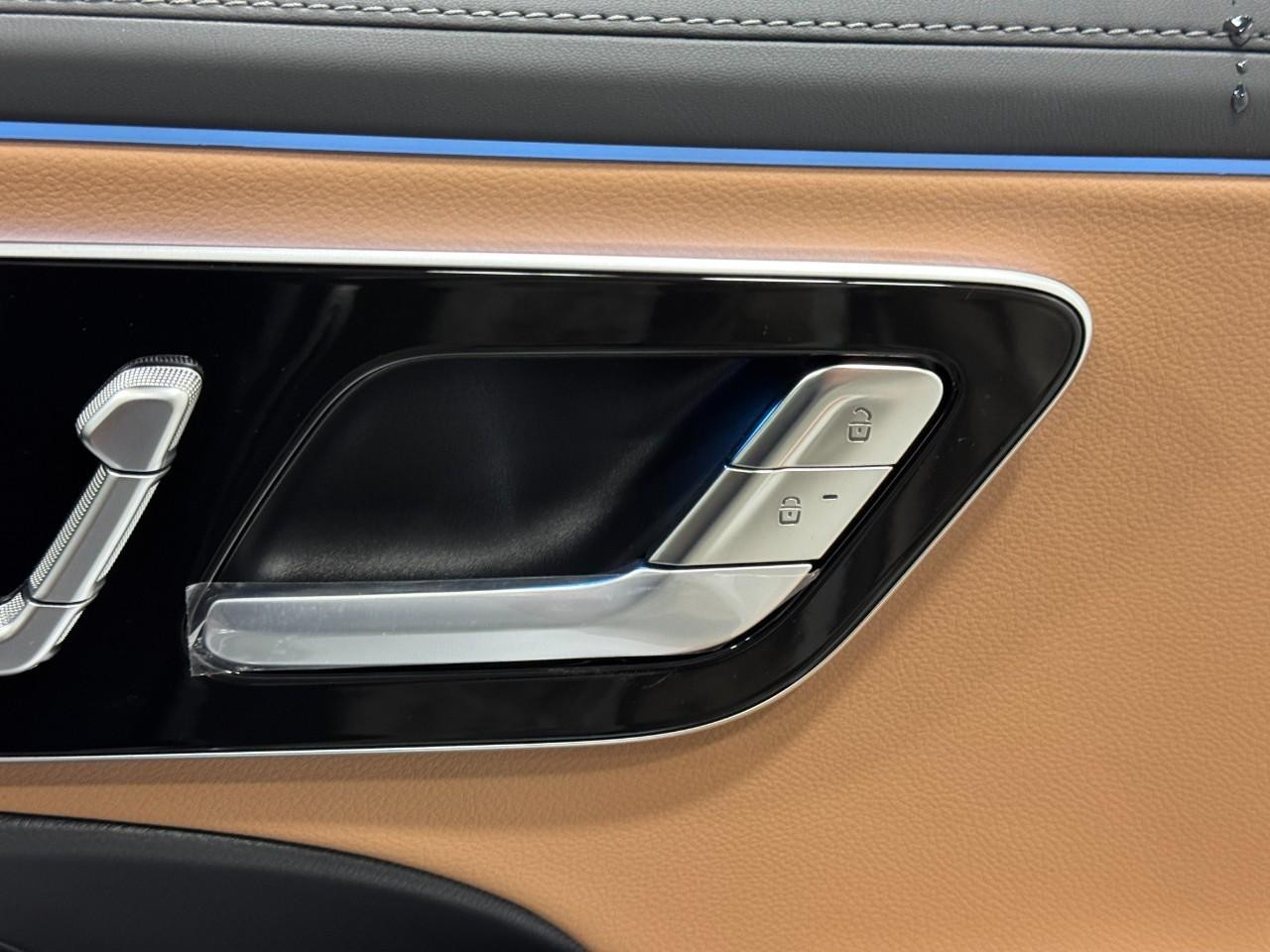 Mercedes-Benz E-Class Vehicle Full-screen Gallery Image 20