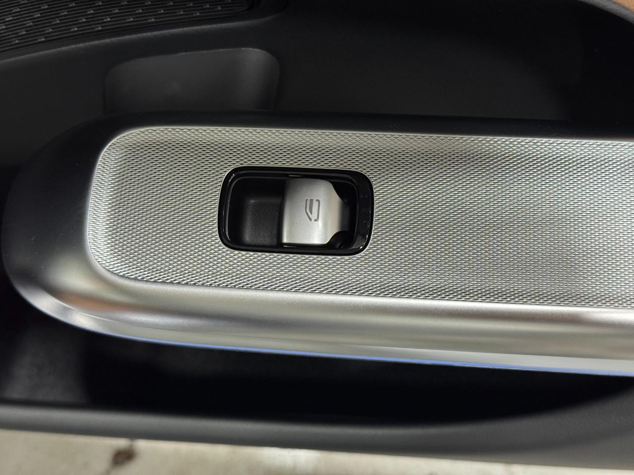 Mercedes-Benz E-Class Vehicle Full-screen Gallery Image 21