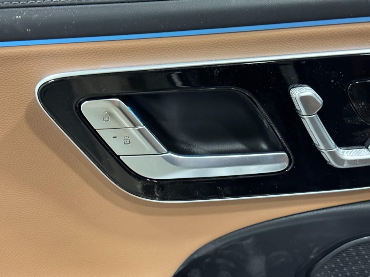 Mercedes-Benz E-Class Vehicle Full-screen Gallery Image 23