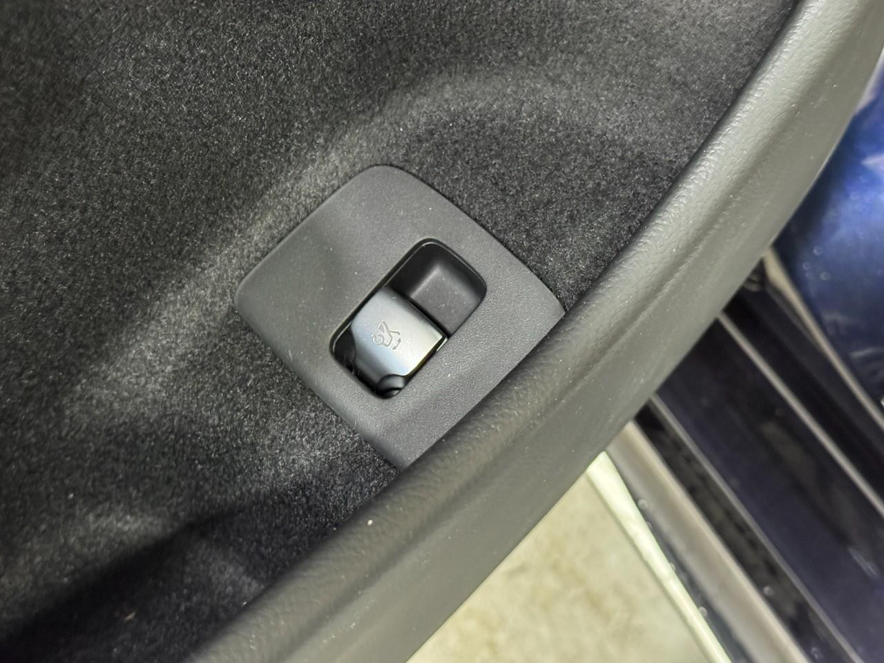 Mercedes-Benz E-Class Vehicle Full-screen Gallery Image 25