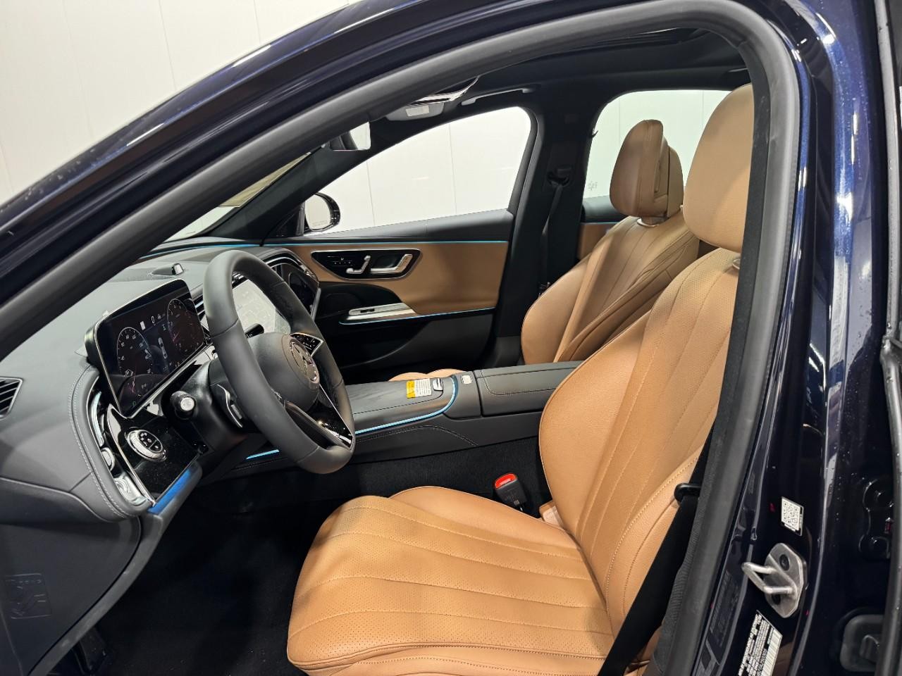 Mercedes-Benz E-Class Vehicle Full-screen Gallery Image 26