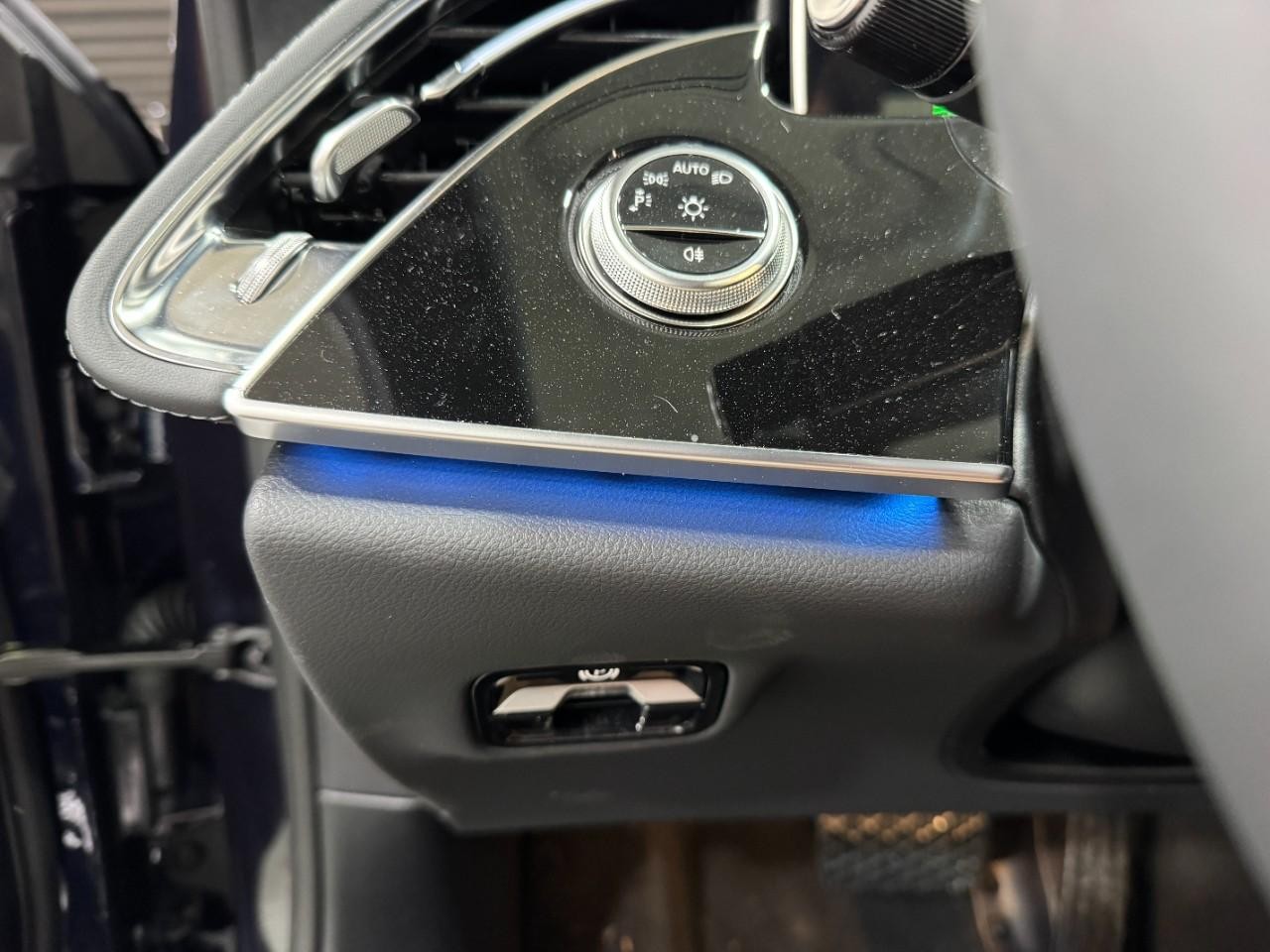 Mercedes-Benz E-Class Vehicle Full-screen Gallery Image 29