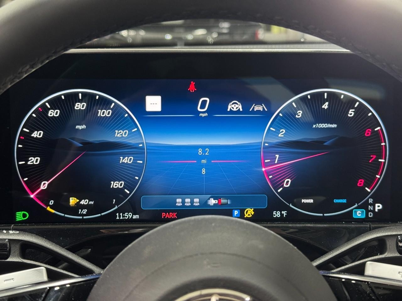 Mercedes-Benz E-Class Vehicle Full-screen Gallery Image 32