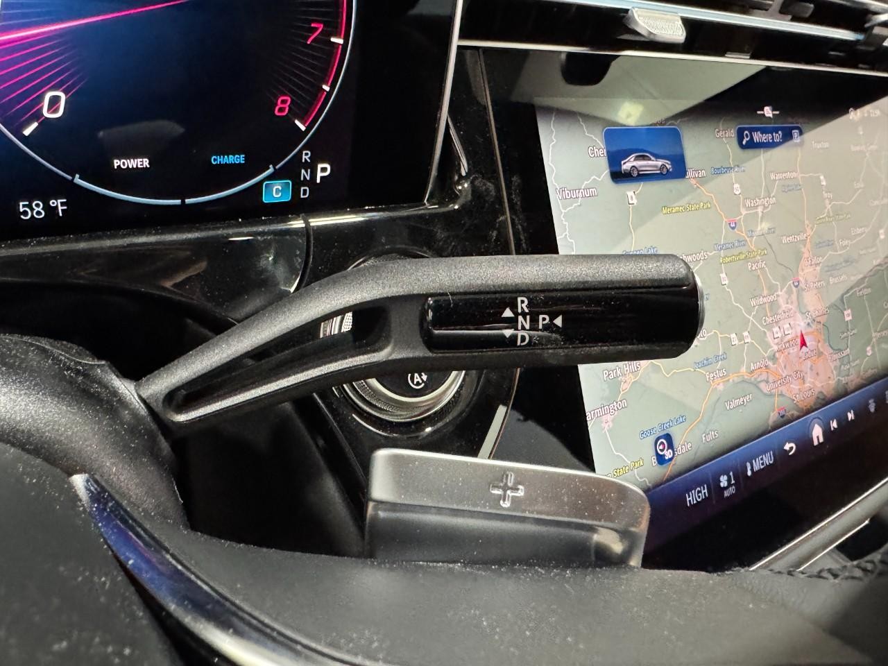 Mercedes-Benz E-Class Vehicle Full-screen Gallery Image 33