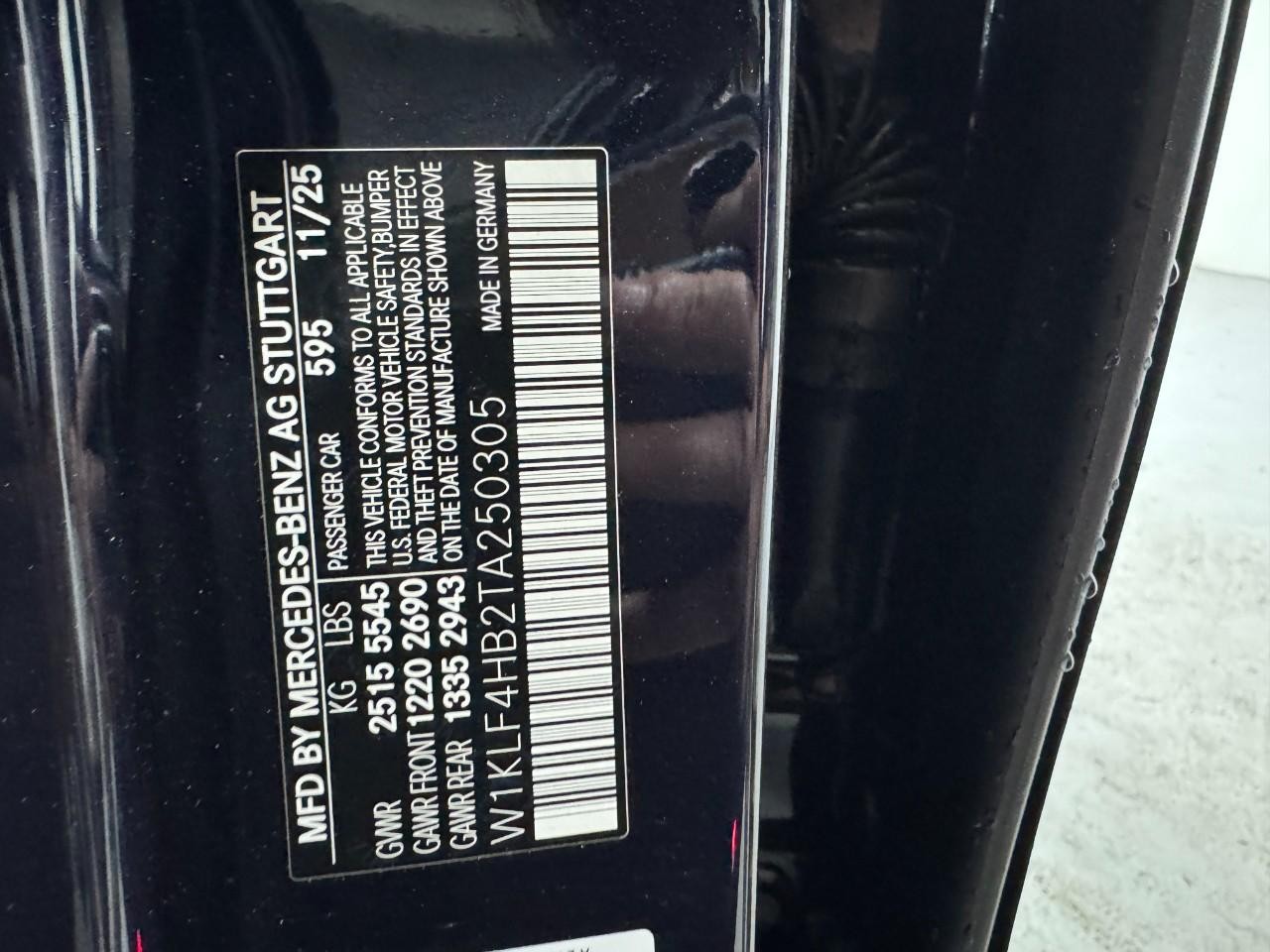 Mercedes-Benz E-Class Vehicle Full-screen Gallery Image 35