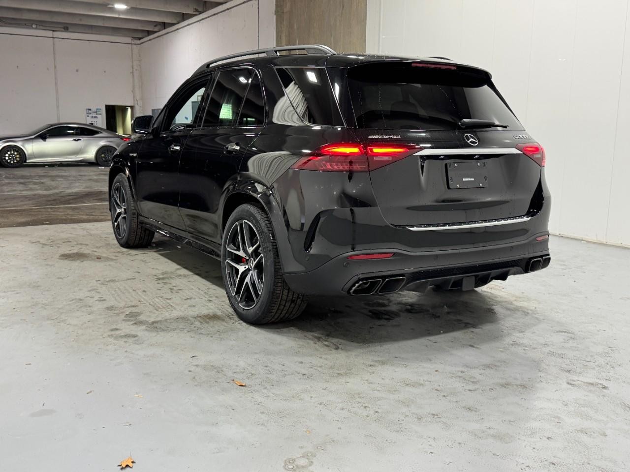 Mercedes-Benz GLE Vehicle Full-screen Gallery Image 3