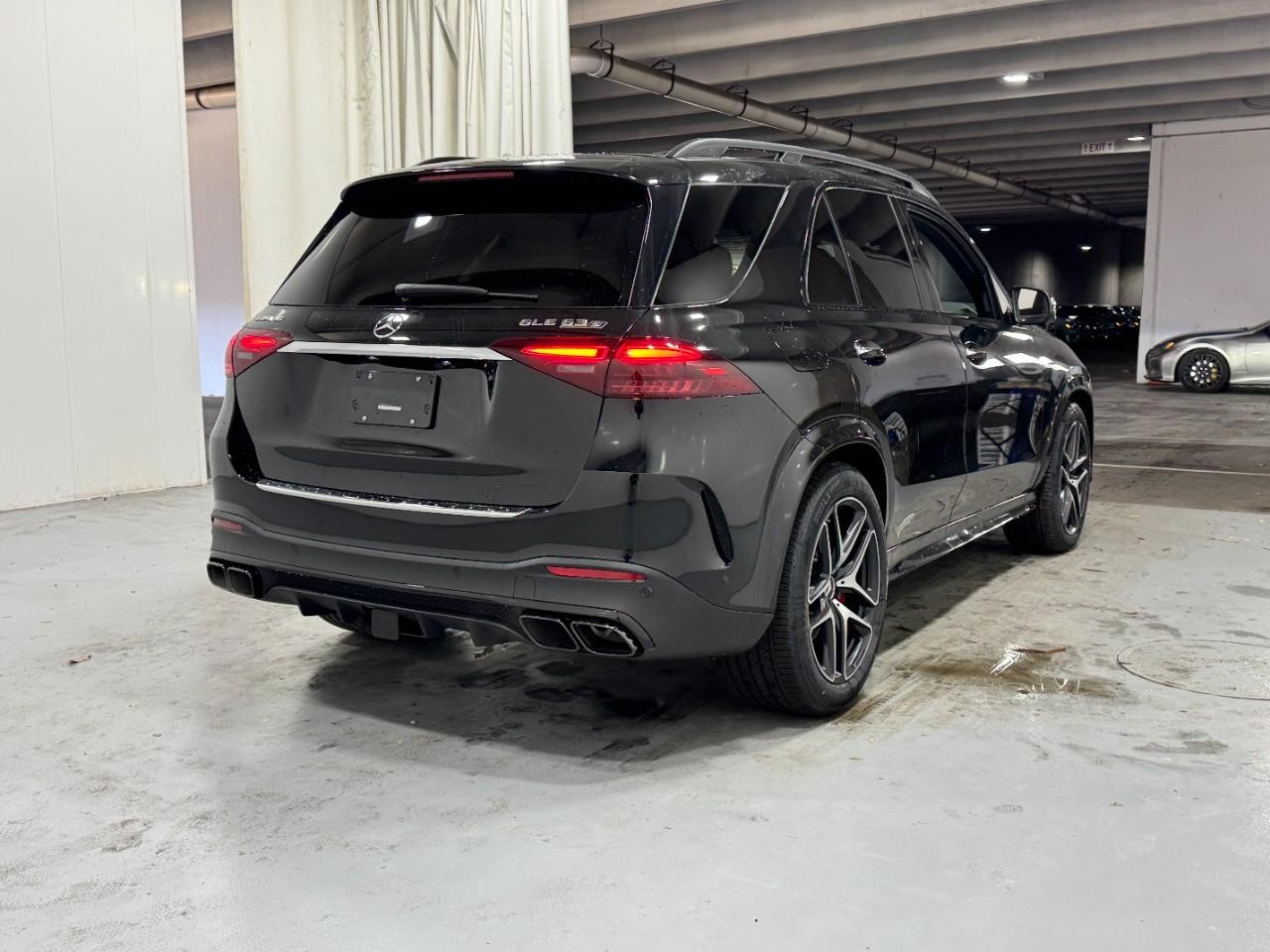 Mercedes-Benz GLE Vehicle Full-screen Gallery Image 4