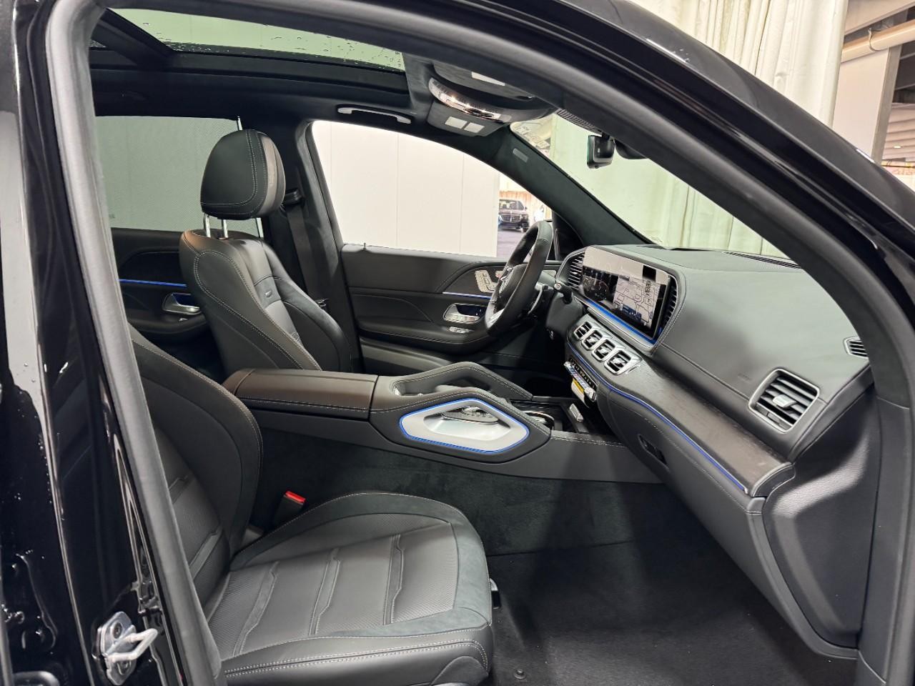 Mercedes-Benz GLE Vehicle Full-screen Gallery Image 18