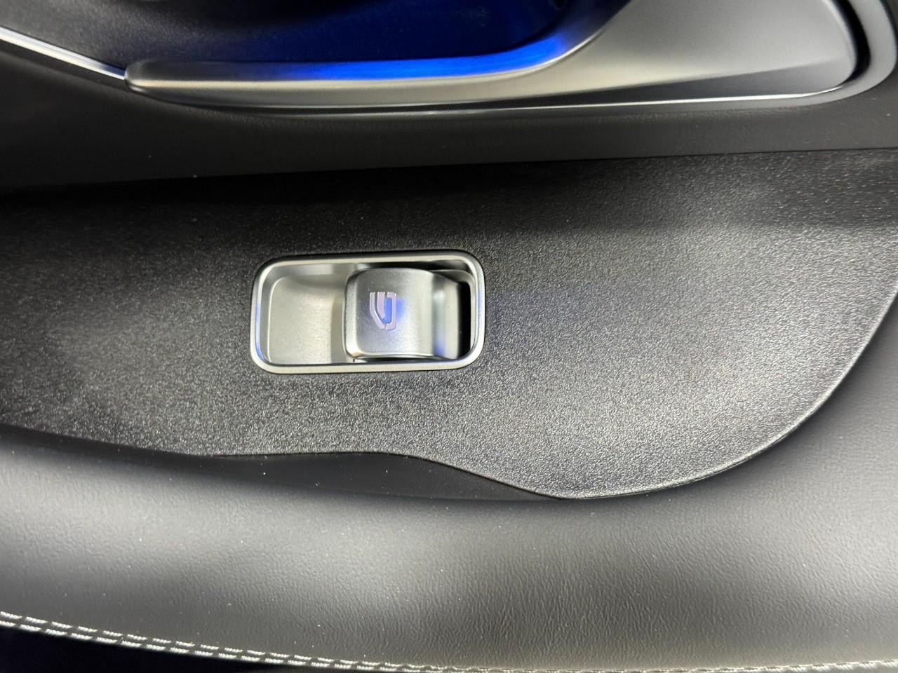 Mercedes-Benz GLE Vehicle Full-screen Gallery Image 22