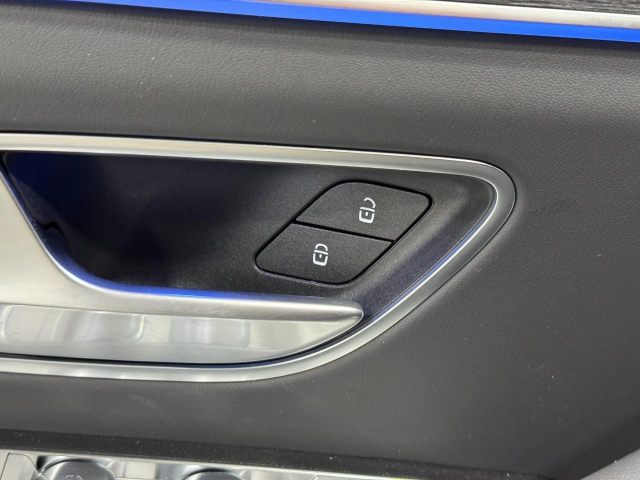 Mercedes-Benz GLE Vehicle Full-screen Gallery Image 25