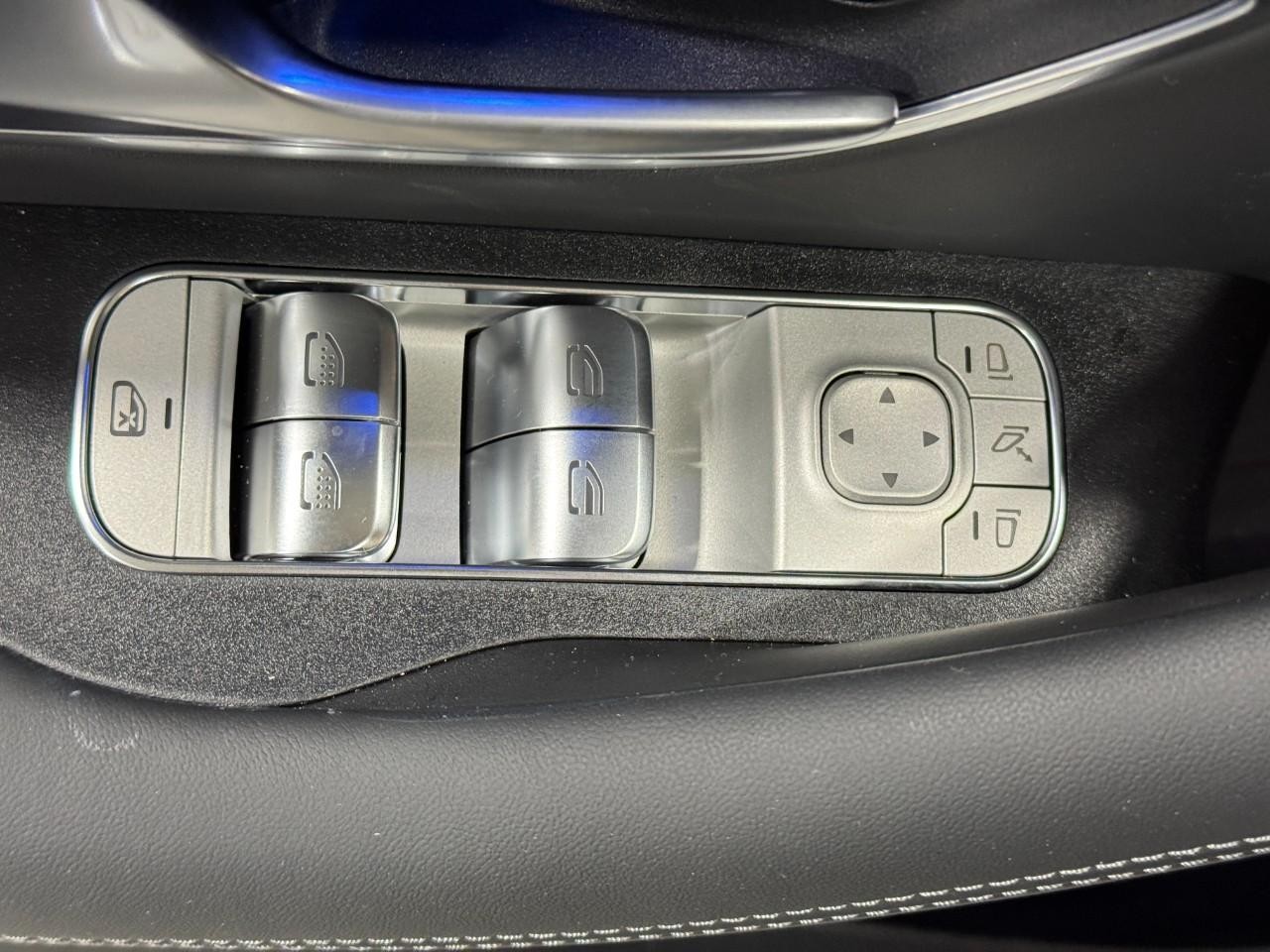 Mercedes-Benz GLE Vehicle Full-screen Gallery Image 26