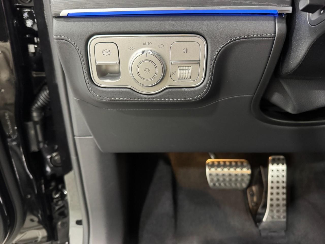 Mercedes-Benz GLE Vehicle Full-screen Gallery Image 30