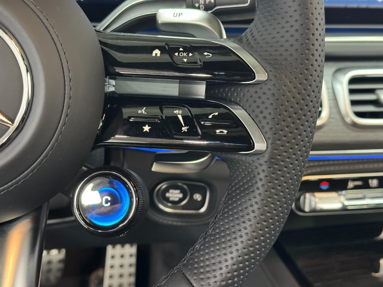 Mercedes-Benz GLE Vehicle Full-screen Gallery Image 32