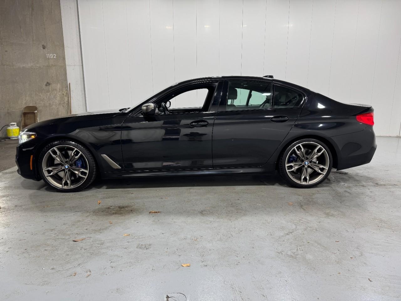 BMW 5 Series Vehicle Full-screen Gallery Image 2