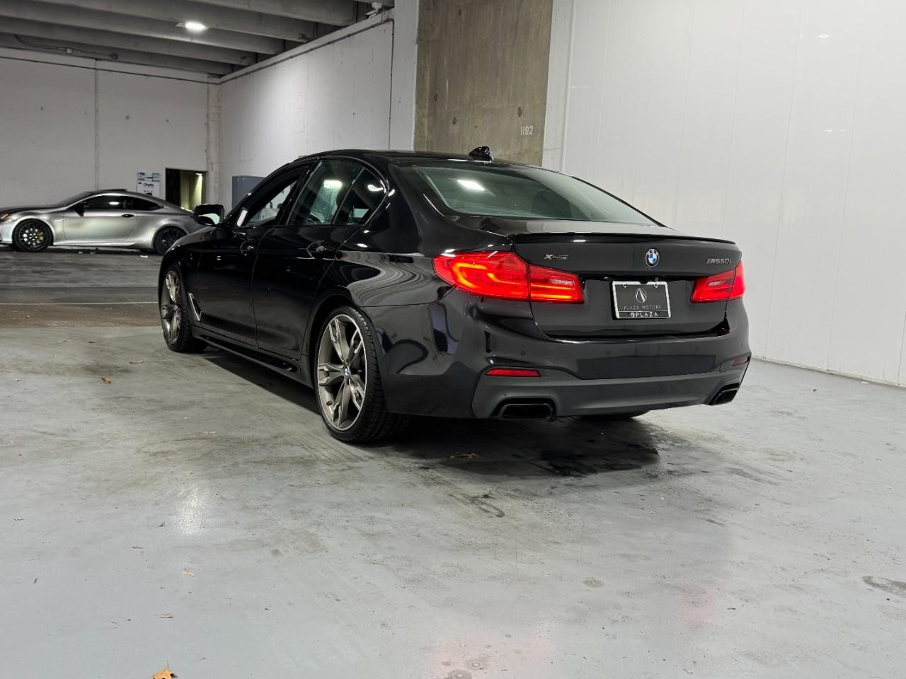 BMW 5 Series Vehicle Full-screen Gallery Image 3