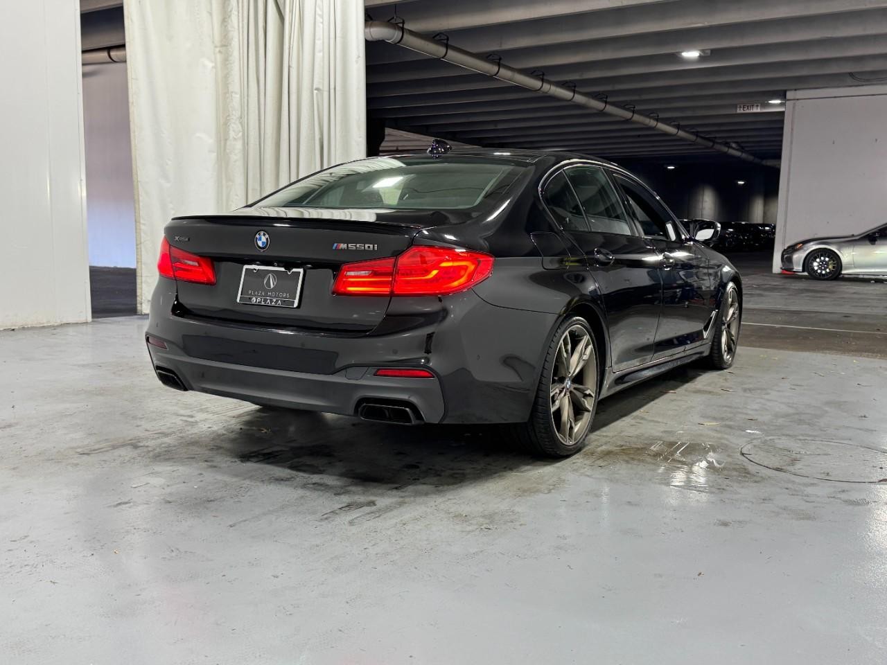 BMW 5 Series Vehicle Full-screen Gallery Image 4