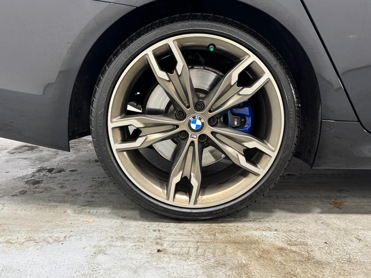 BMW 5 Series Vehicle Full-screen Gallery Image 5