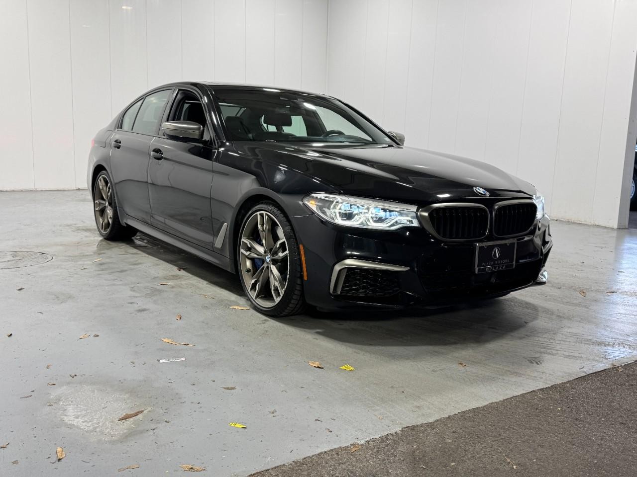 BMW 5 Series Vehicle Full-screen Gallery Image 6