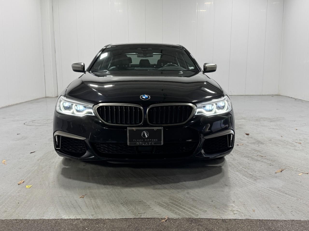 BMW 5 Series Vehicle Full-screen Gallery Image 7