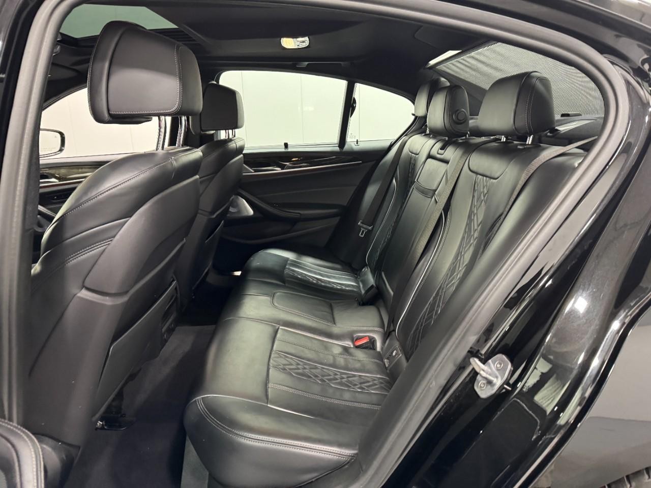 BMW 5 Series Vehicle Full-screen Gallery Image 8