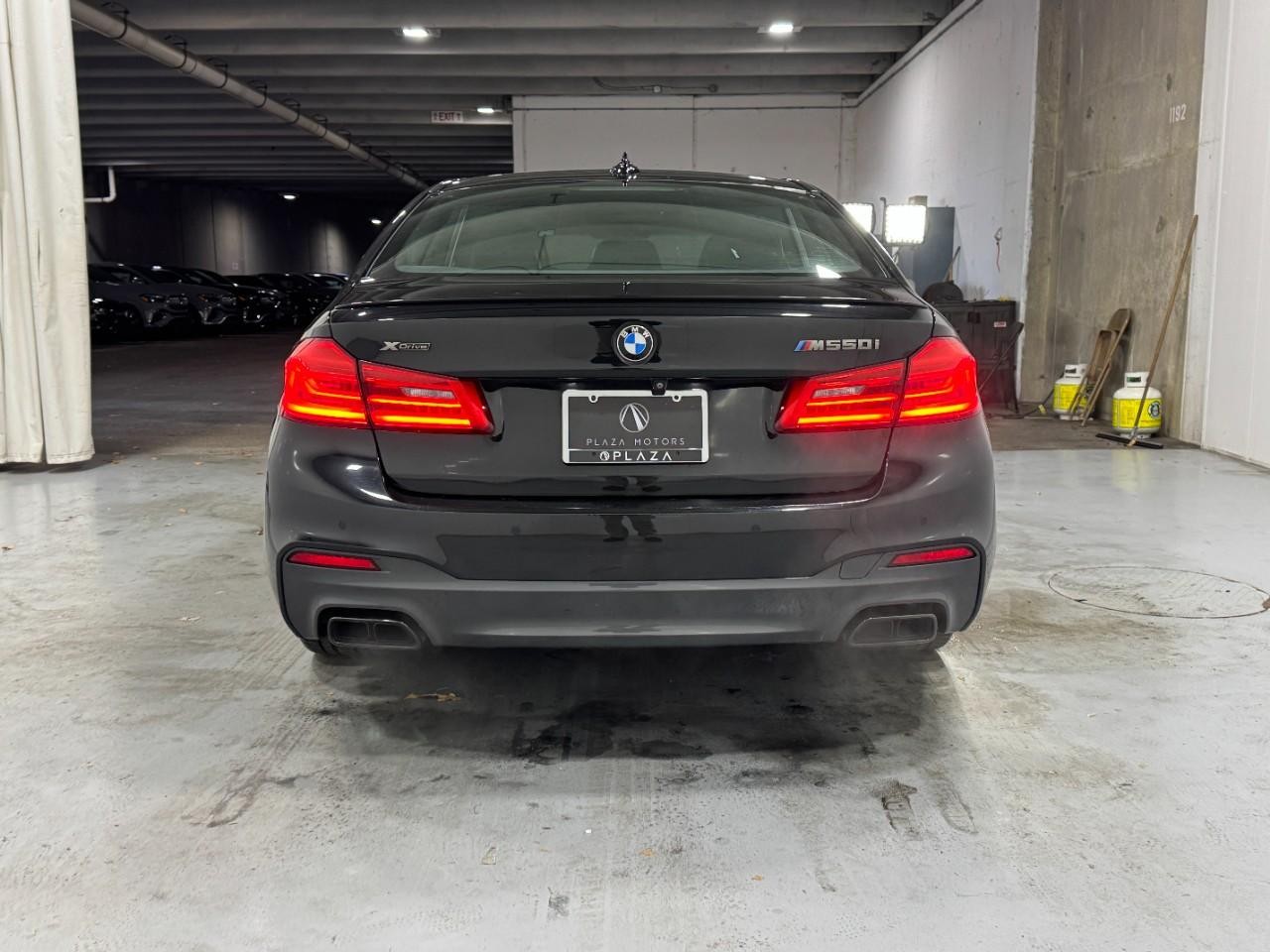 BMW 5 Series Vehicle Full-screen Gallery Image 9