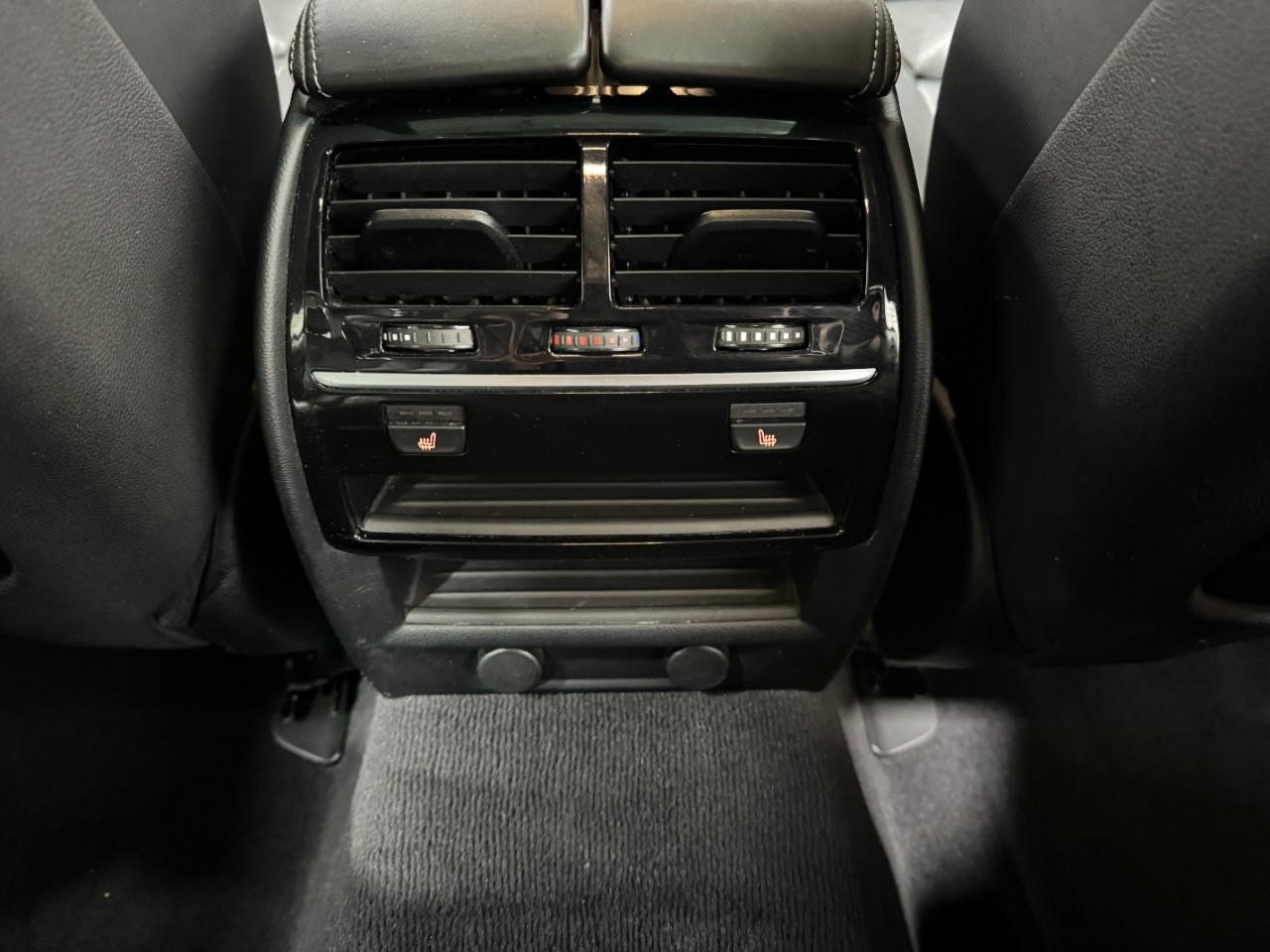 BMW 5 Series Vehicle Full-screen Gallery Image 11