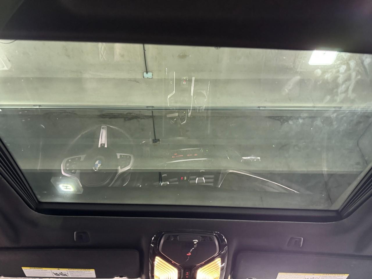 BMW 5 Series Vehicle Full-screen Gallery Image 12