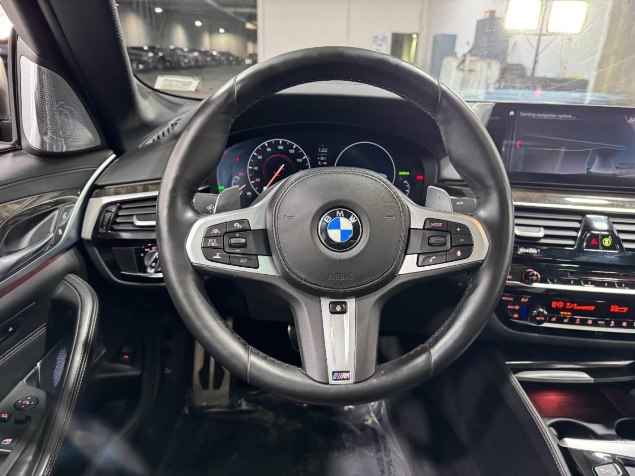 BMW 5 Series Vehicle Full-screen Gallery Image 14