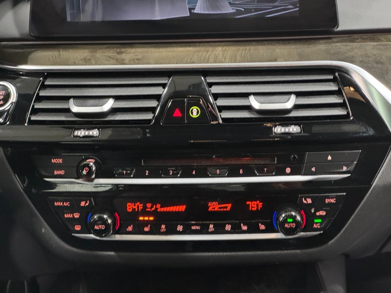 BMW 5 Series Vehicle Full-screen Gallery Image 16