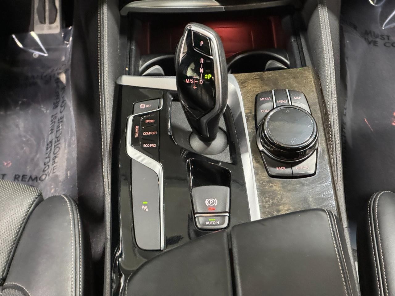 BMW 5 Series Vehicle Full-screen Gallery Image 17