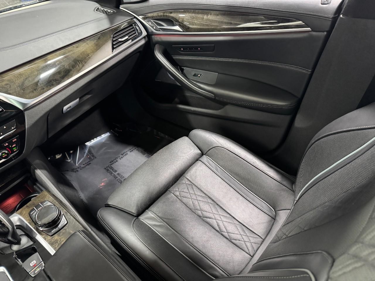 BMW 5 Series Vehicle Full-screen Gallery Image 18