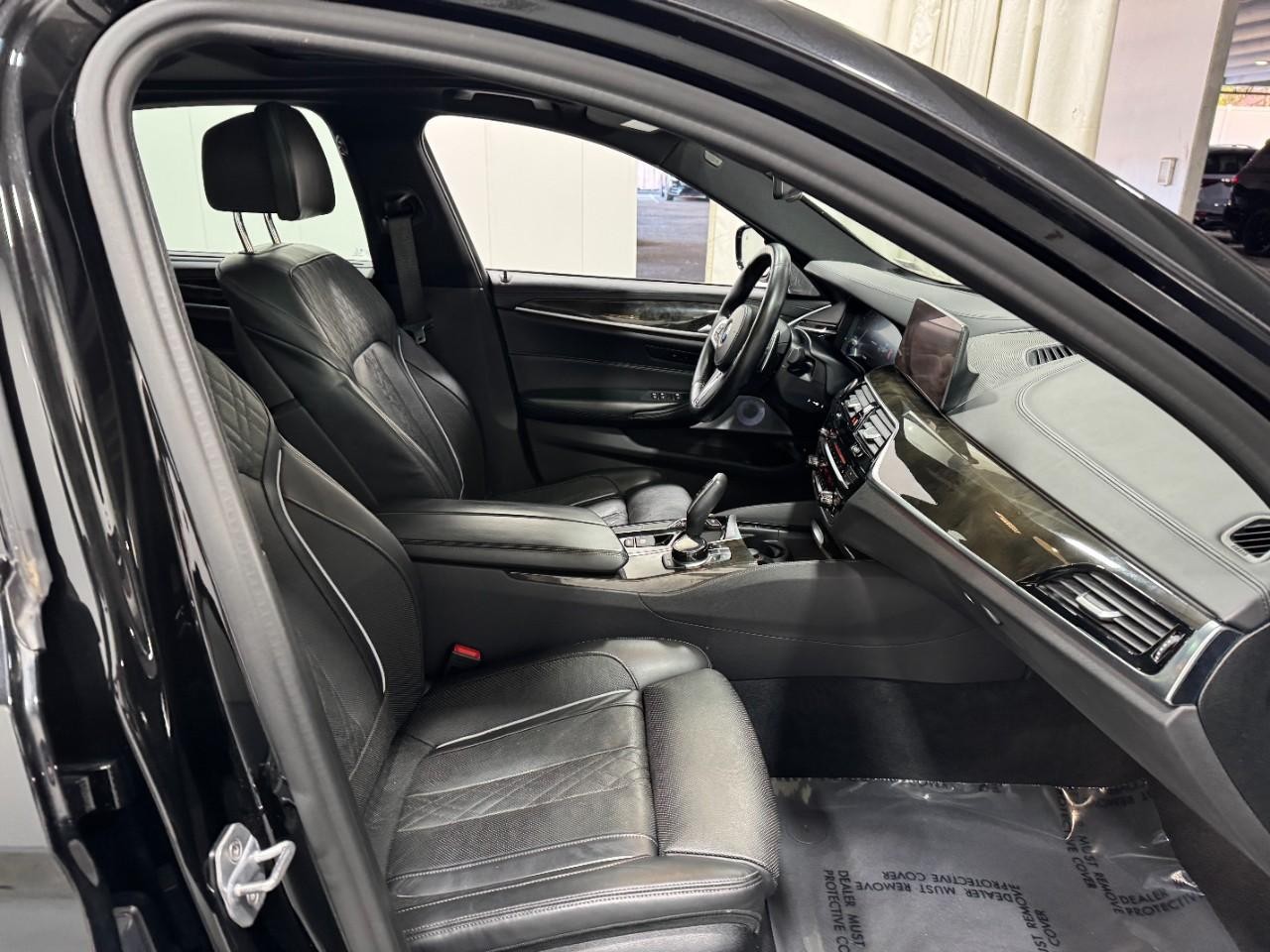 BMW 5 Series Vehicle Full-screen Gallery Image 19