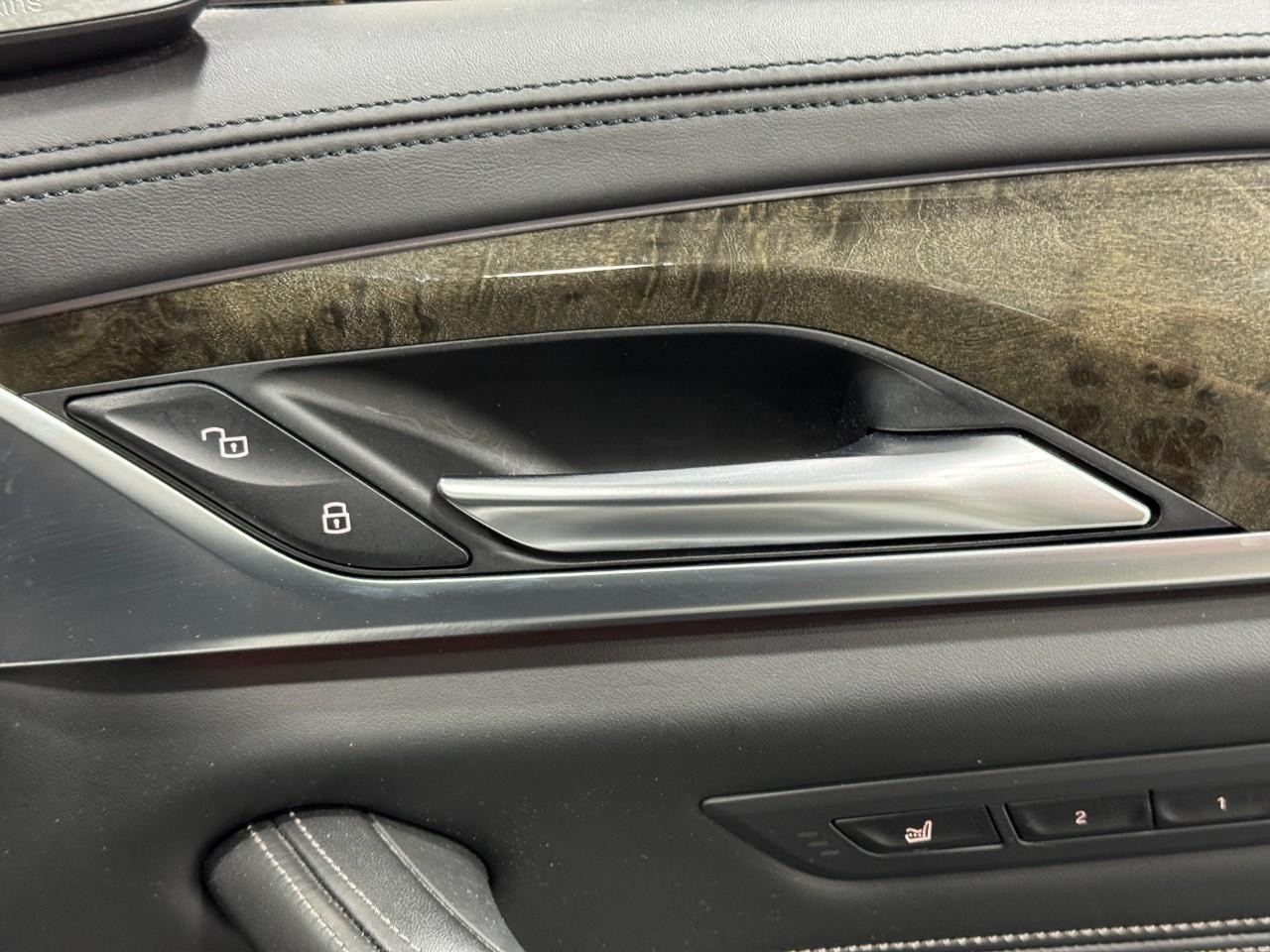 BMW 5 Series Vehicle Full-screen Gallery Image 22