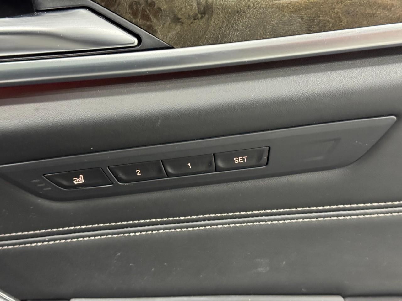 BMW 5 Series Vehicle Full-screen Gallery Image 23