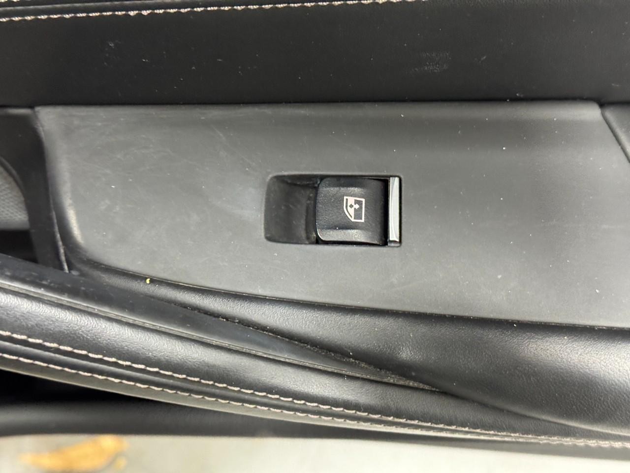 BMW 5 Series Vehicle Full-screen Gallery Image 24