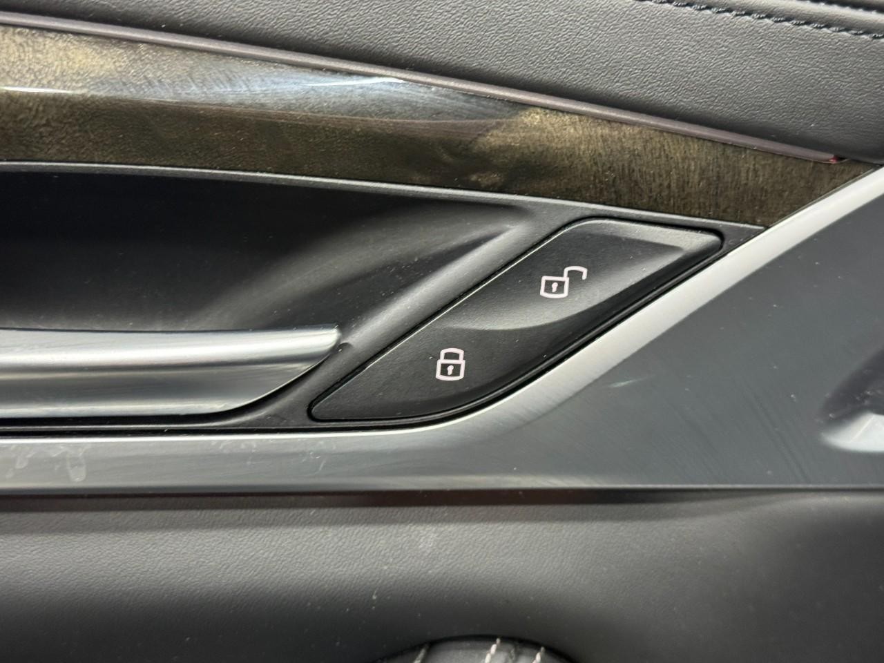 BMW 5 Series Vehicle Full-screen Gallery Image 26