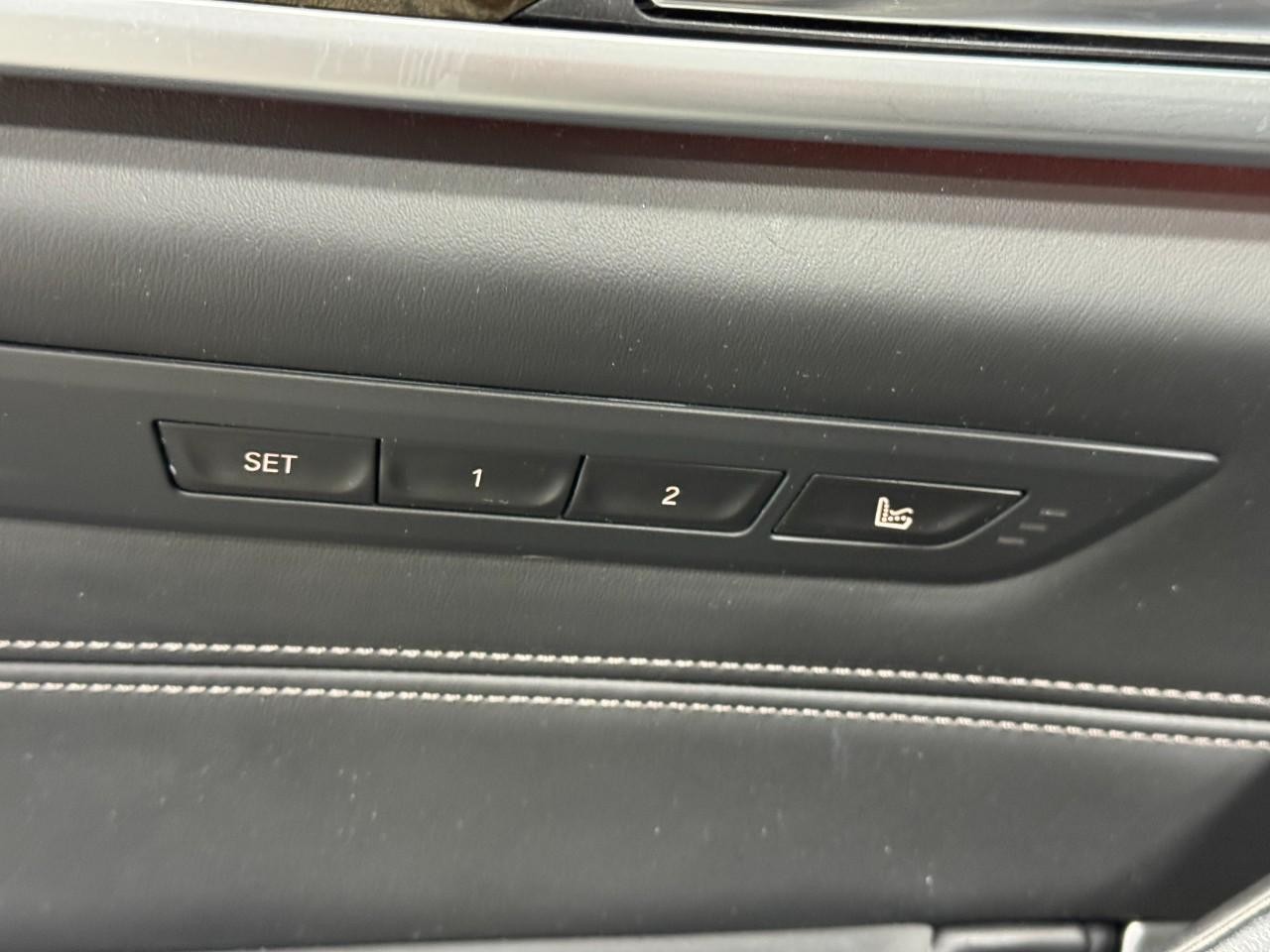 BMW 5 Series Vehicle Full-screen Gallery Image 27