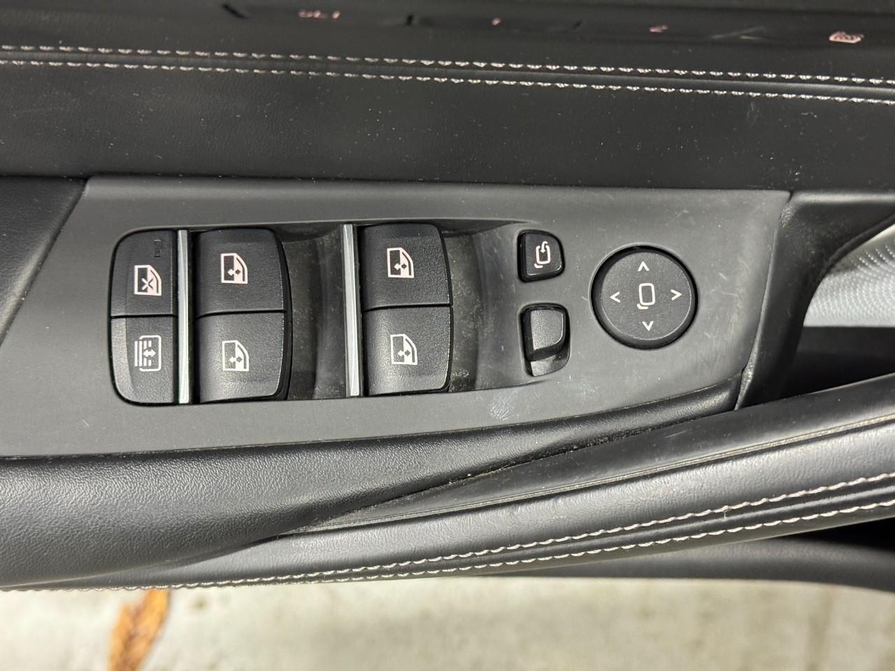 BMW 5 Series Vehicle Full-screen Gallery Image 28