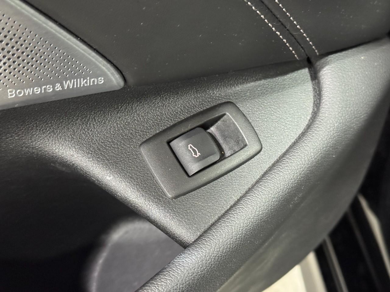 BMW 5 Series Vehicle Full-screen Gallery Image 29