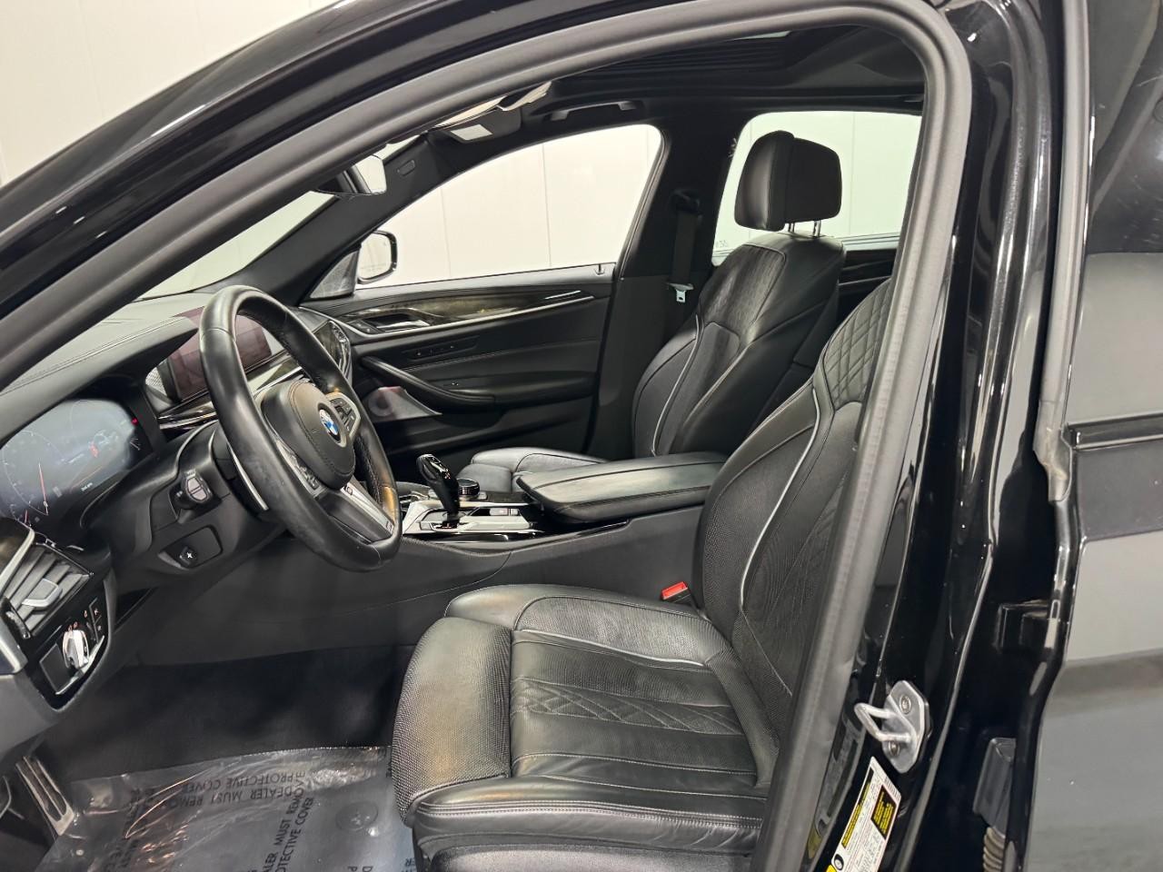 BMW 5 Series Vehicle Full-screen Gallery Image 30