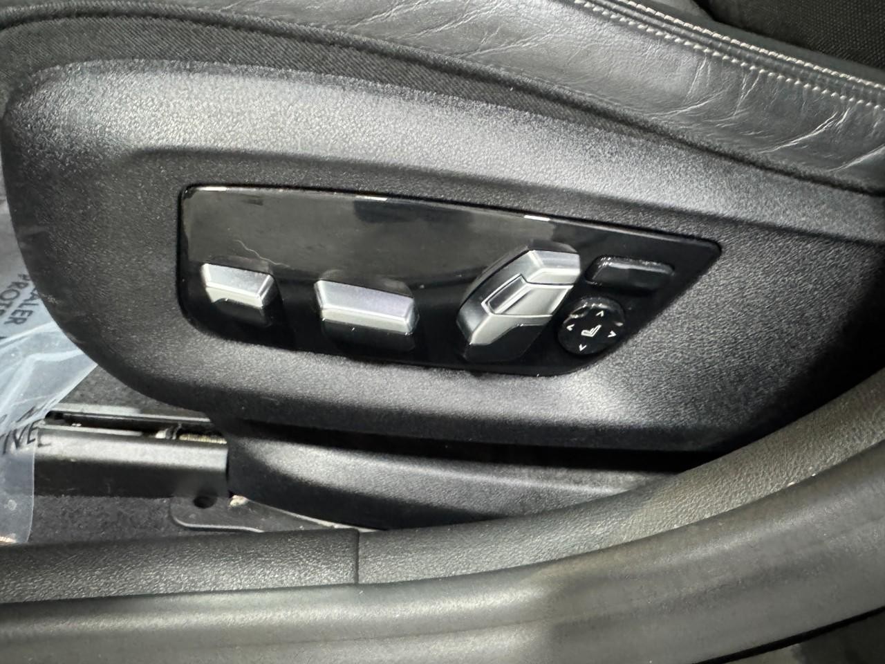 BMW 5 Series Vehicle Full-screen Gallery Image 32