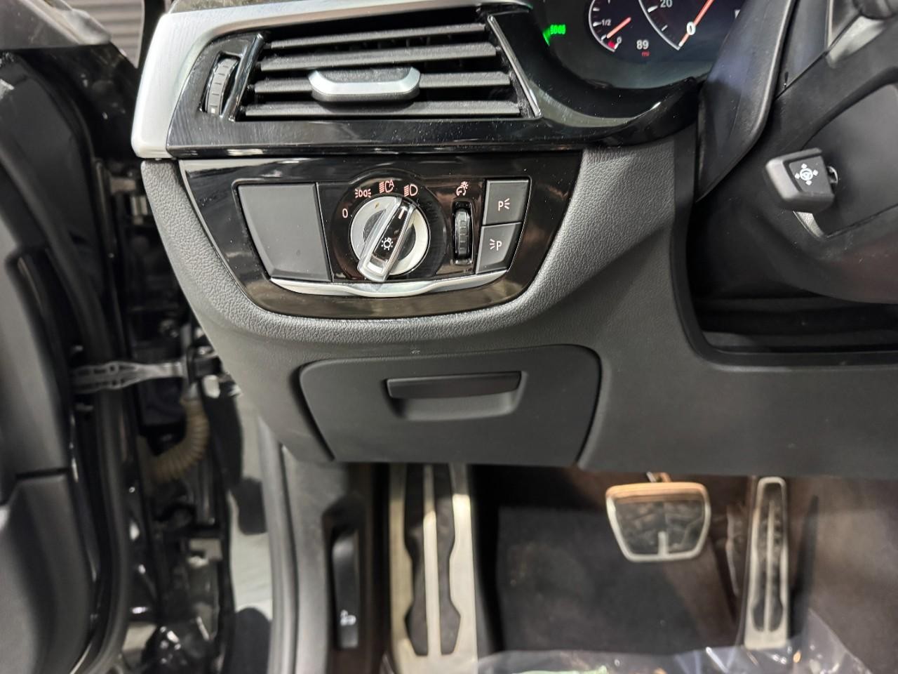 BMW 5 Series Vehicle Full-screen Gallery Image 33