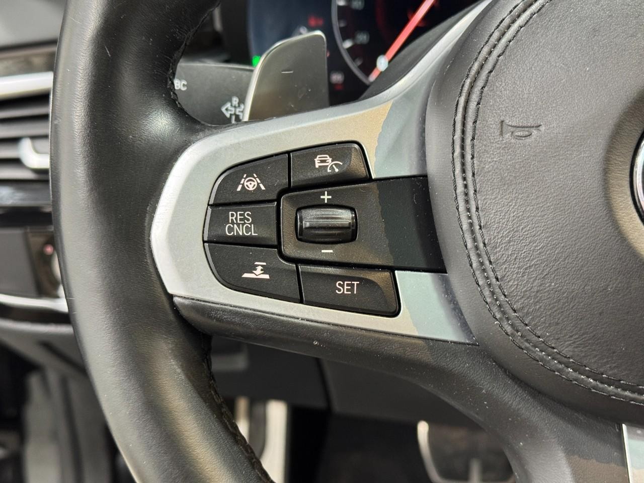 BMW 5 Series Vehicle Full-screen Gallery Image 34